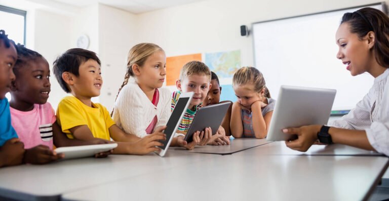 Qué significa TICS en educación y cómo impactan el aprendizaje 28 estudiantes usando tecnologia educativa en aula