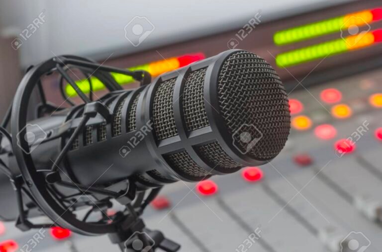 Cuánto cobra un locutor de radio en Argentina y cómo varía su sueldo 8 estudio de radio con microfono profesional