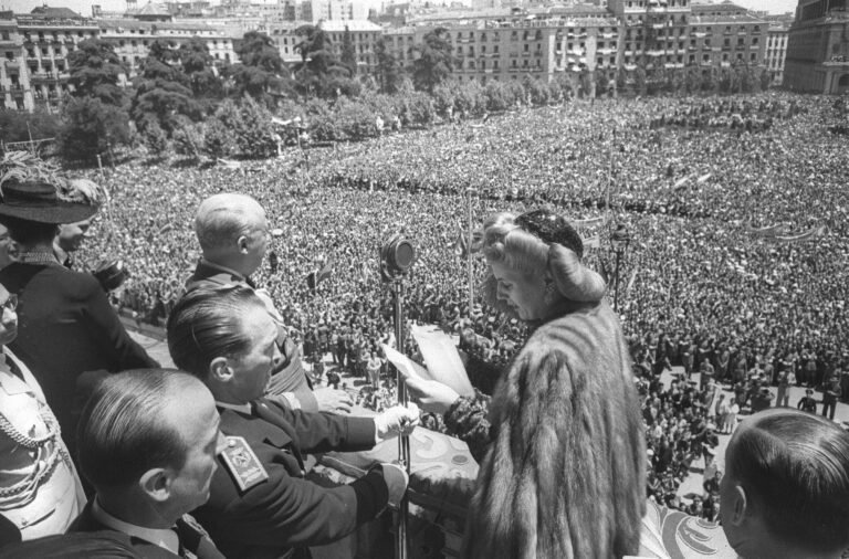 Qué logros y acciones realizó Evita Perón en Argentina 28 evita peron saludando a multitudes populares