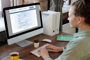 factura argentina sobre escritorio con computadora