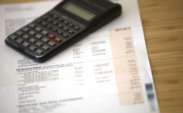 factura de gas con calculadora sobre mesa