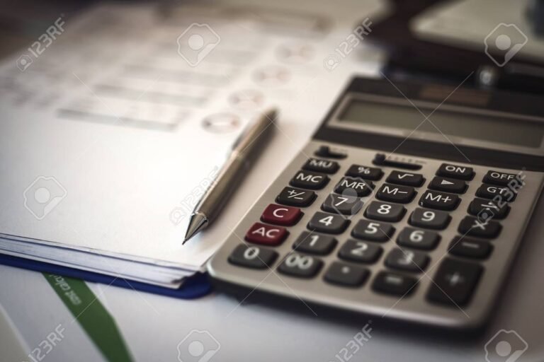 Cómo emitir una factura consumidor final según las normas de AFIP 27 factura impresa sobre escritorio con calculadora