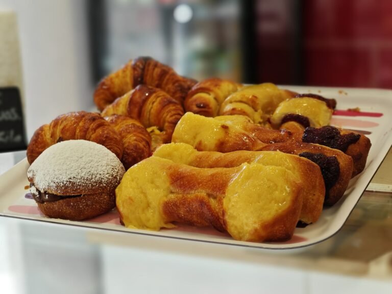 facturas argentinas tradicionales recien horneadas