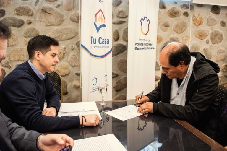 familia argentina con documentos legales en casa