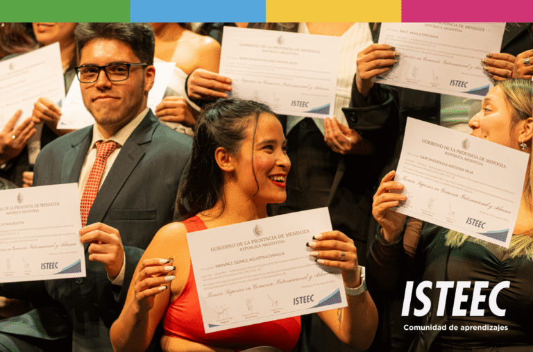 graduados argentinos con diplomas internacionales celebrando