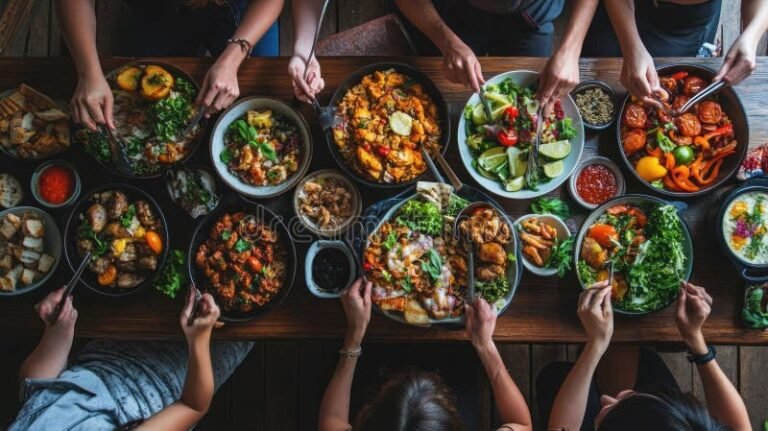 De qué se trata la iniciativa Todos a la Mesa y cómo participar 25 grupo diverso compartiendo comida en mesa comunitaria