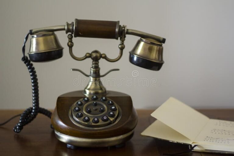 guia telefonica antigua abierta en mesa madera