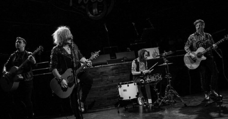 Quién es El Negro García López y cuál es su legado en la música 4 guitarrista tocando en escenario rock clasico