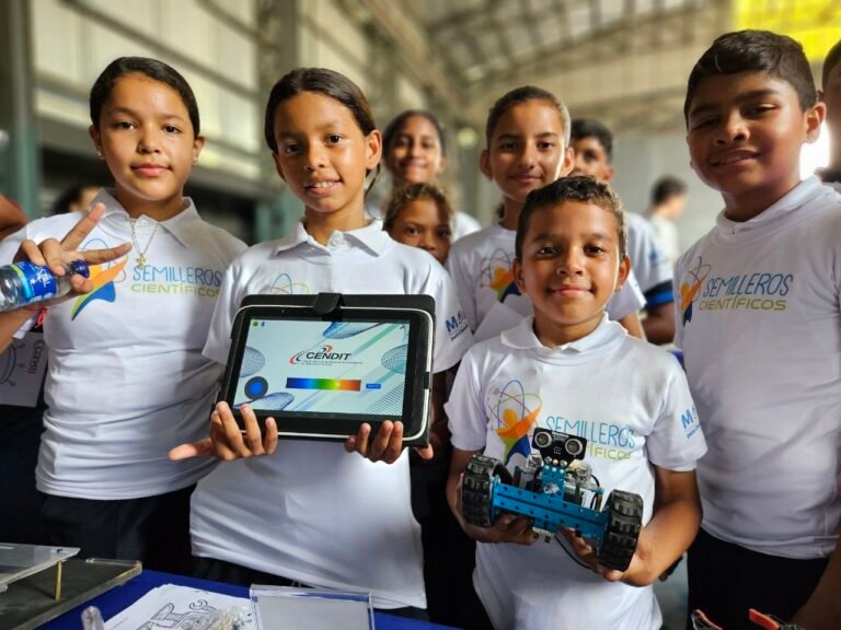 instructor ensenando fibra optica a estudiantes