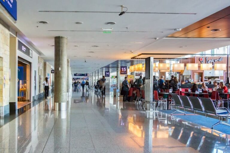 Qué servicios ofrece la Terminal C del Aeropuerto Ezeiza 14 interior moderno terminal c aeropuerto ezeiza