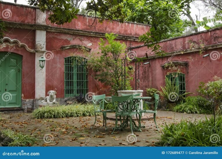 jardin colorido y arquitectura colonial en buenos aires