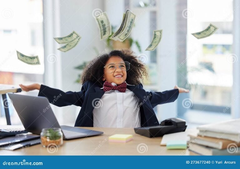 Cuándo se empieza a cobrar el Plan Progresar y cómo funciona 15 joven estudiando con portatil y dinero