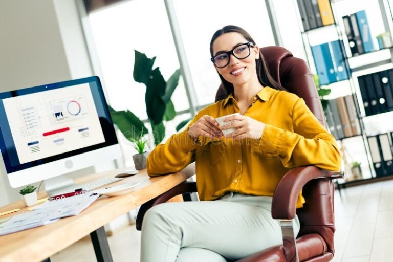 Cómo Conseguir Experiencia Laboral Si Eres Principiante 28 joven profesional trabajando en oficina moderna