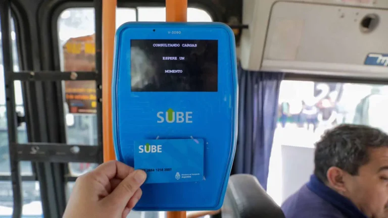 joven usando tarjeta sube transporte publico