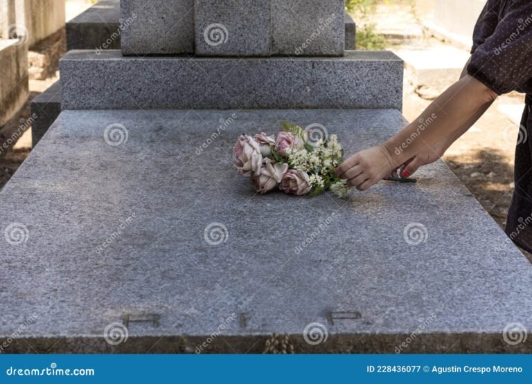 Se Puede Comprar Un Auto Si El Titular Original Está Fallecido 6 llave de auto sobre lapida y flores