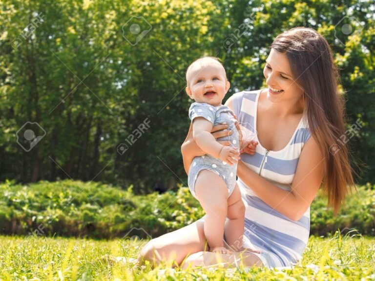 madre feliz con nino pequeno juntos outdoors