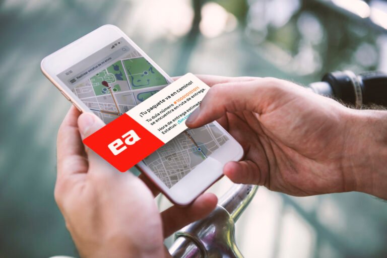 mano con telefono rastreando paquete envio