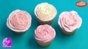 mano decorando pastel con pico para rosas