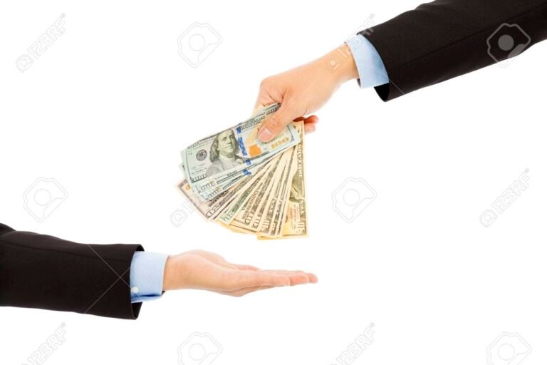 El complemento de SUAF es un pago por única vez 15 mano entregando dinero en efectivo