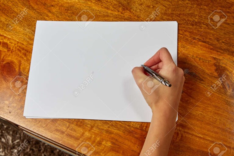 mano escribiendo en hoja en blanco