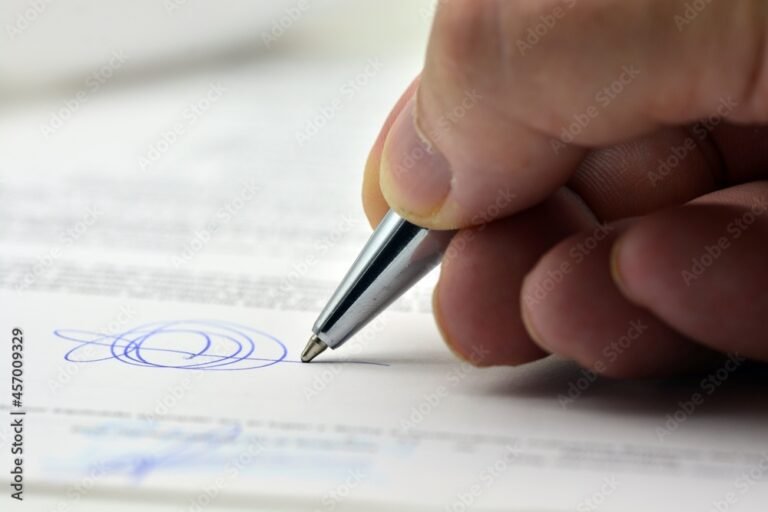 Qué Significa Firma Olográfica y Cuándo Se Usa Legalmente 18 mano firmando con boligrafo sobre papel