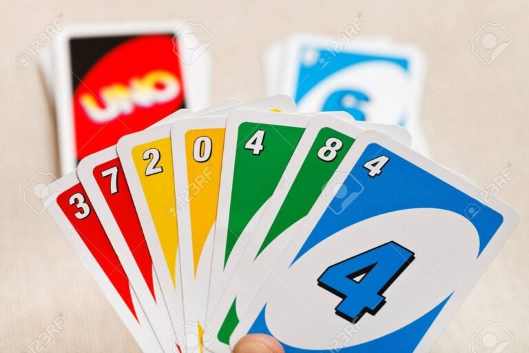 Cuál es el valor de las cartas en el juego de Uno 8 mano jugando cartas de uno coloridas