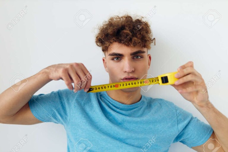 mano midiendo con cinta metrica camiseta