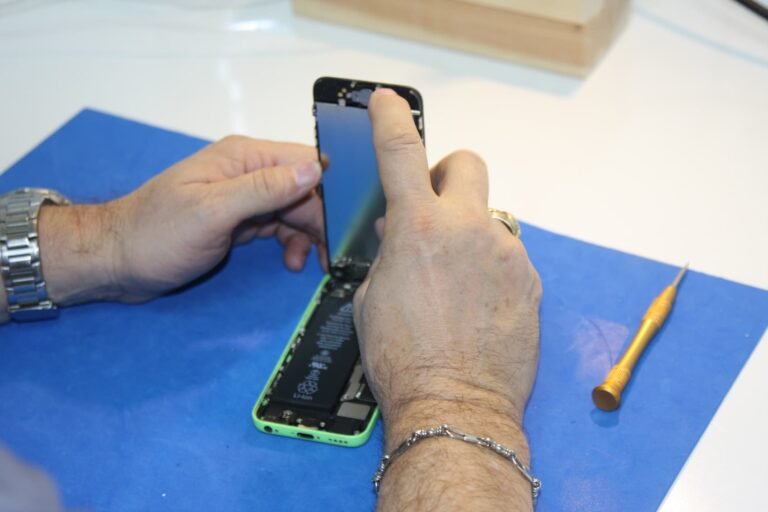 mano reparando pantalla iphone x abierta