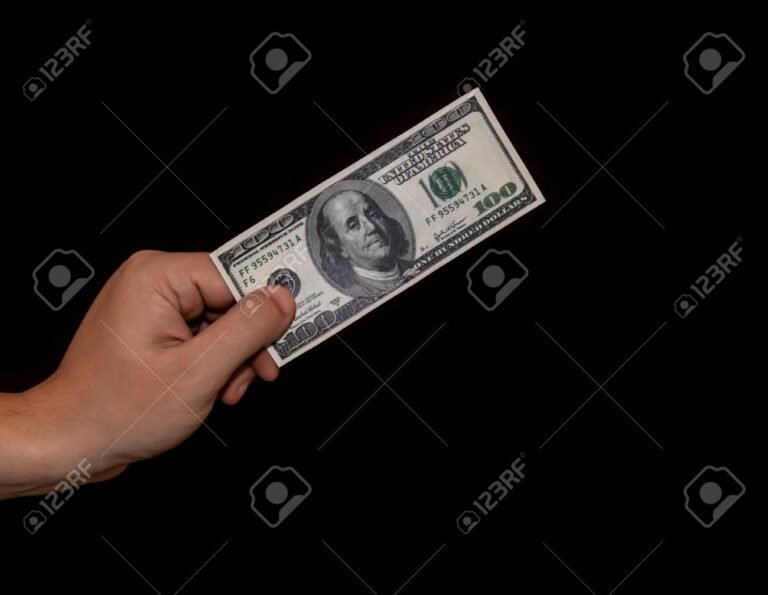 Cómo Saber Si Un Dólar Es Original O Falso De Manera Fácil 6 mano sosteniendo billete de dolar real