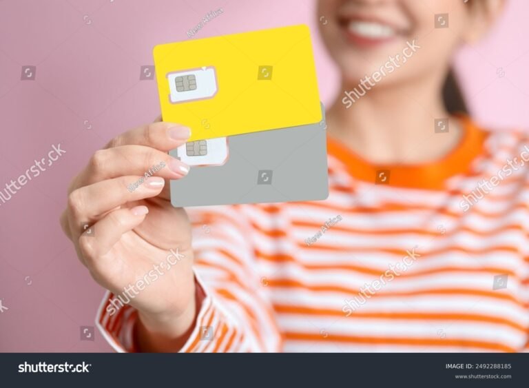 Cómo puedo saber el número de mi SIM Claro fácilmente 22 mano sosteniendo tarjeta sim claro colorida