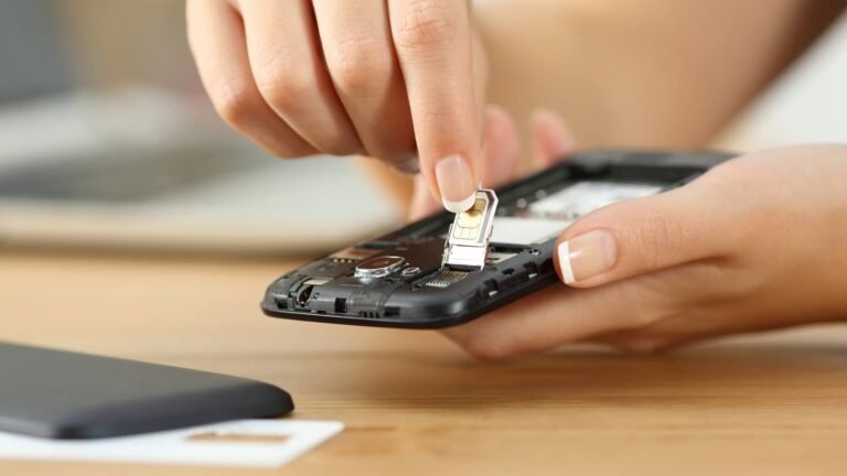 Cómo Pasar de Movistar a Claro Manteniendo el Mismo Número 15 manos cambiando chip de telefono movil