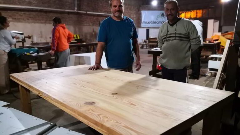 manos construyendo una mesa de madera