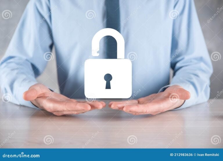 manos desbloqueando un candado digital