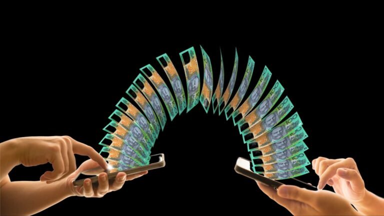 manos entregando dinero en oficina western union