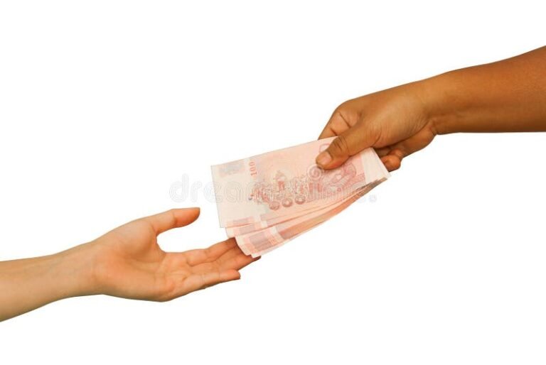 Para Qué Sirve Western Union Y Cómo Funciona Su Servicio De Envío 2 manos entregando dinero en transferencia segura