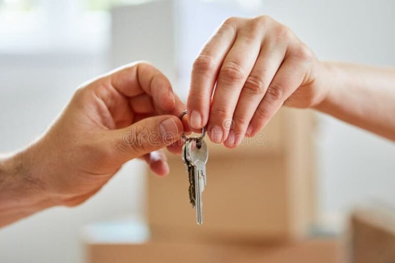 manos entregando llaves de una casa
