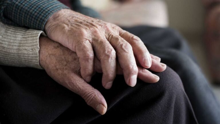 Qué pasa si un jubilado fallece antes de cobrar su jubilación 23 manos entrelazadas de personas mayores