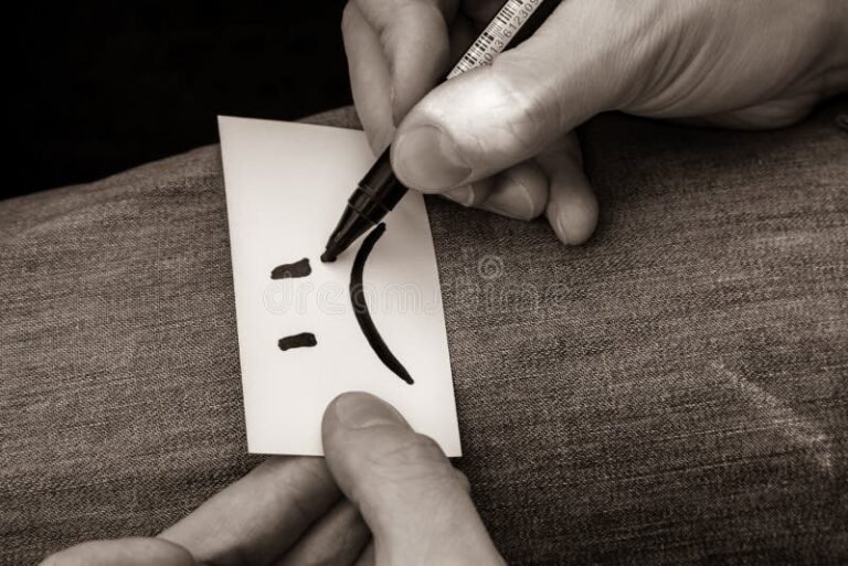 Qué tarjetas son ideales para escribir texto y enviar mensajes 16 manos escribiendo en tarjeta de papel