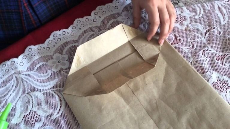 Cómo hacer una bolsa de papel paso a paso fácil y rápida 6 manos haciendo una bolsa de papel artesanal