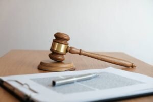 manos leyendo documentos legales oficiales