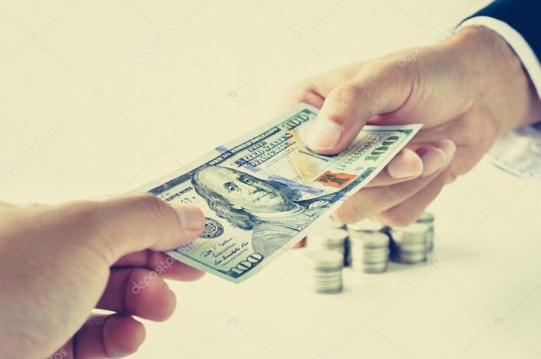 manos recibiendo billetes de dolar estadounidense
