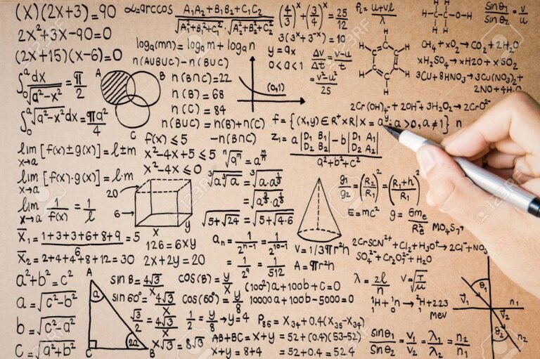 Cómo Se Calcula El Valor De X En Ecuaciones Matemáticas 27 manos resolviendo ecuaciones en papel matematico