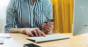 manos sosteniendo billetera digital segura