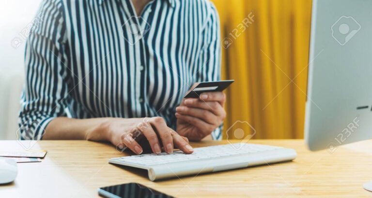 manos sosteniendo billetera digital segura