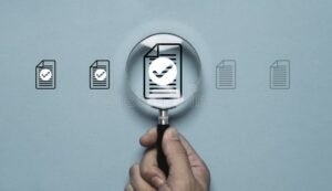 manos sosteniendo certificado con lupa