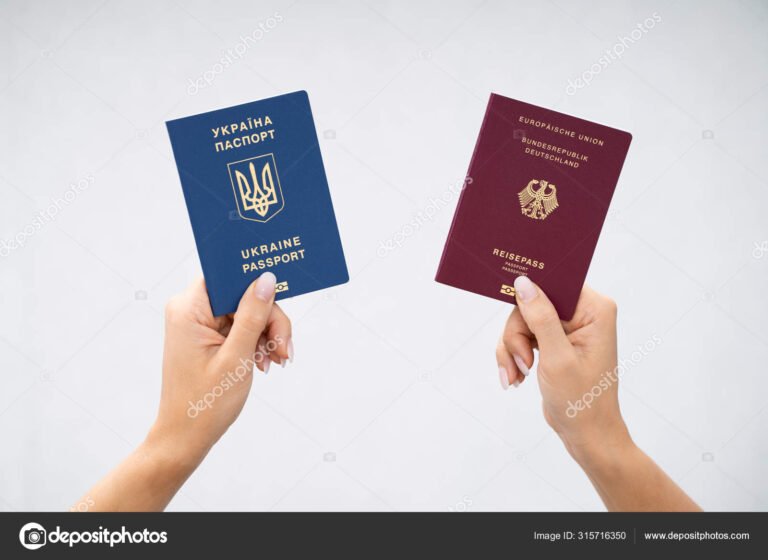 manos sosteniendo dni con fondo neutro