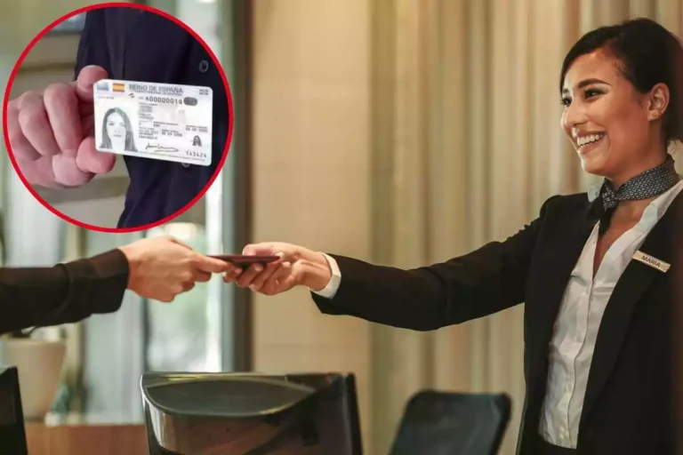 manos sosteniendo documento oficial cuil