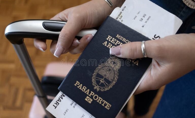Cómo pueden los extranjeros con DNI argentino obtener pasaporte 20 manos sosteniendo pasaporte argentino abierto