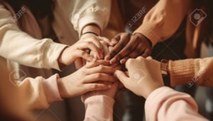 manos unidas en senal de solidaridad laboral