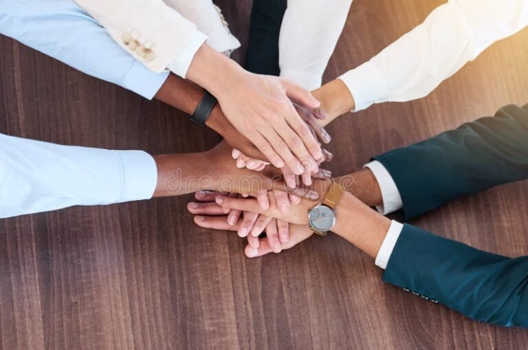 manos unidas trabajadores diversidad celebracion